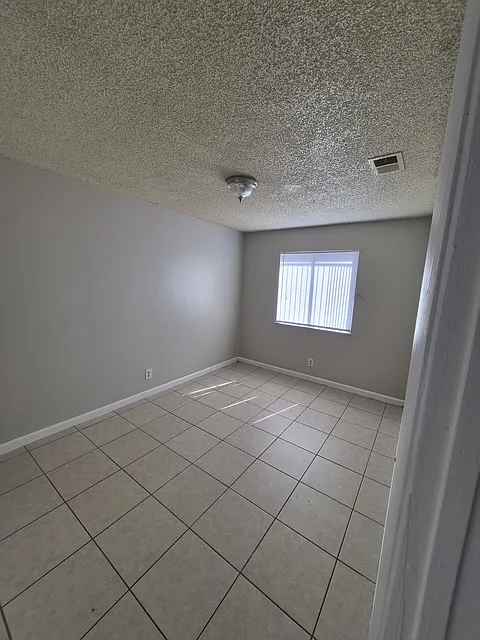 2 bed, 1043 sqft, $1,250 — Photo 4