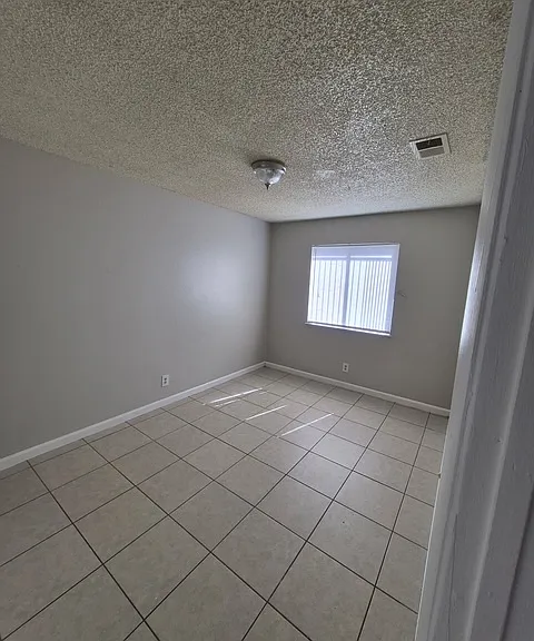 2293 Exeter Dr #B — Photo 4