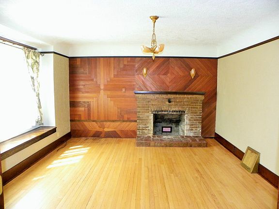 4th image of 204 E I St
