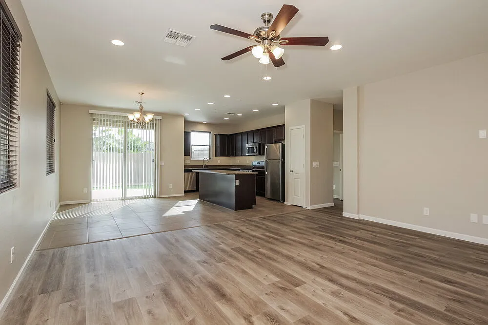 3 bed, 2.0 bath, 1695 sqft, $2,135 — Photo 3