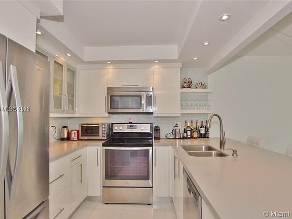 5th image of 100 Bayview Dr APT 1811