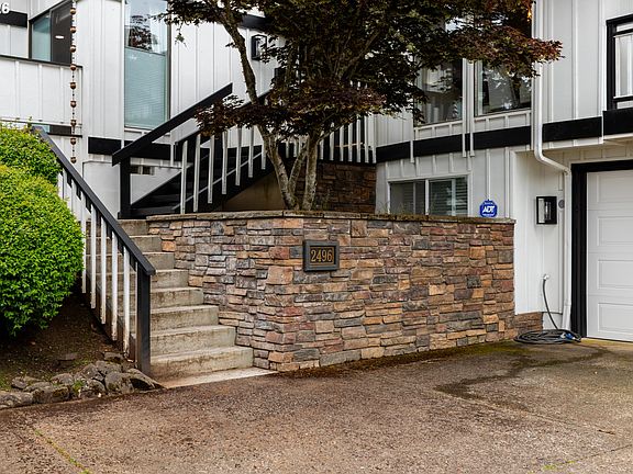 4th image of 2496 Panorama Dr