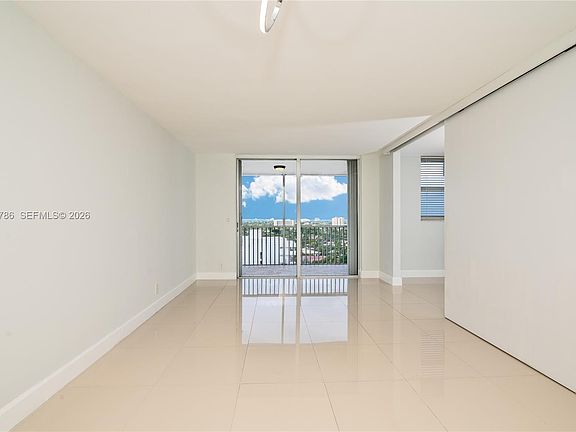 5th image of 1505 N Riverside Dr APT 1507