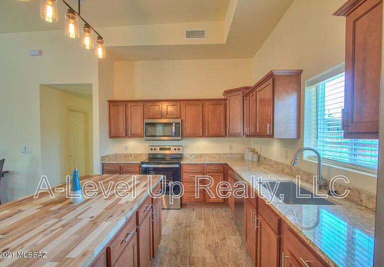 310 W 27th St — Photo 5