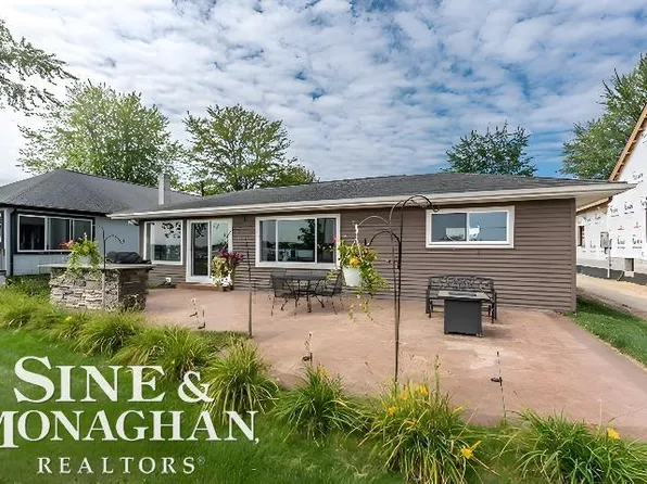 5669 Pointe Dr, East China, MI 48054