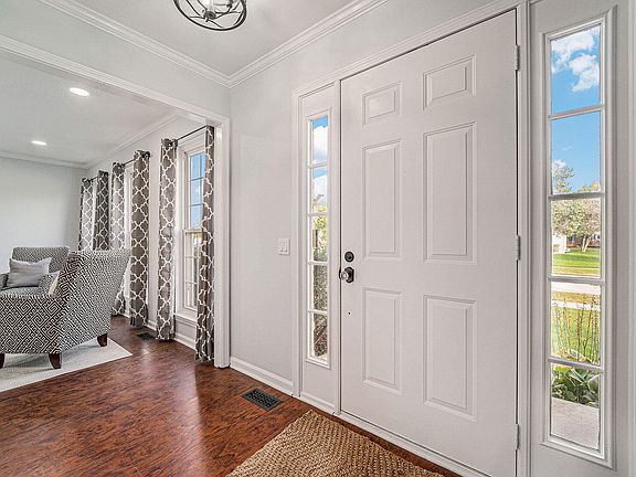 5th image of 45687 Larchmont Dr