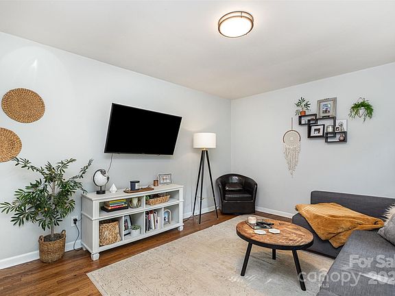 5th image of 4924 Farm Pond Ln