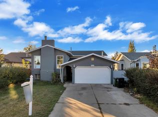 2512 42nd St NW, Edmonton, AB T6L 4M8