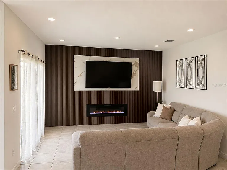 1051 Patriot Loop — Photo 3