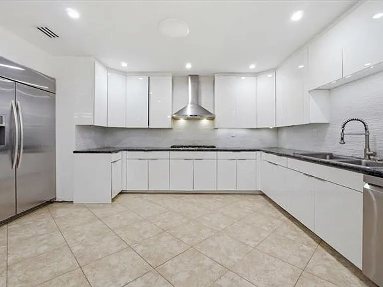 20100 NE 20th Ct — Photo 1