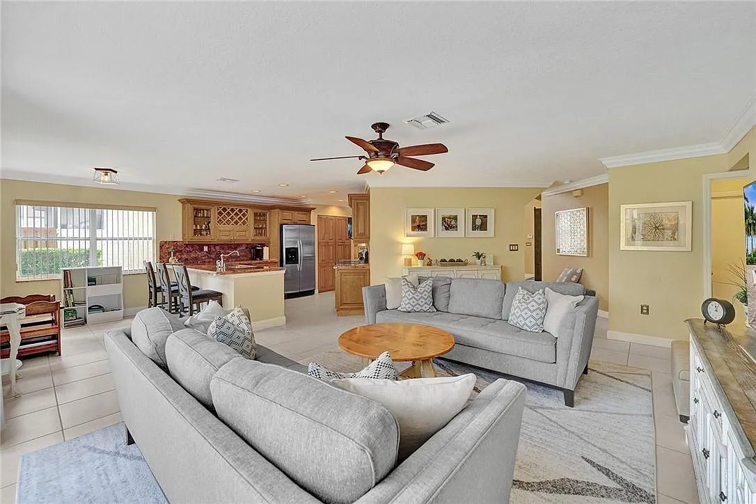 4 bed, 3.0 bath, 2709 sqft, $5,000 — Photo 4