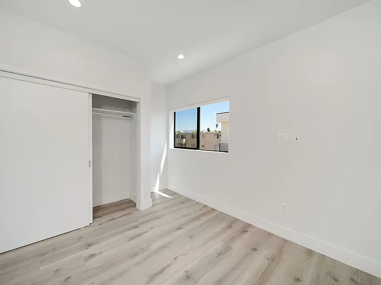 406-408 1/2 N Kenmore Ave — Photo 15