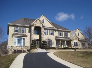 1702 E Bristlecone Dr, Hartland, WI 53029