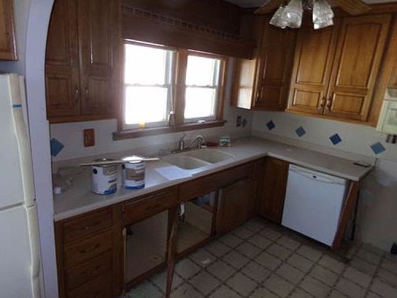 4th image of 121 Amsler St