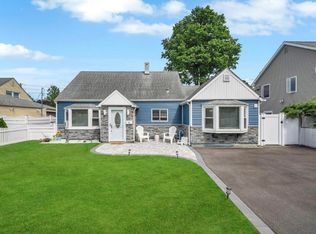 91 Valley Rd, Levittown, NY 11756