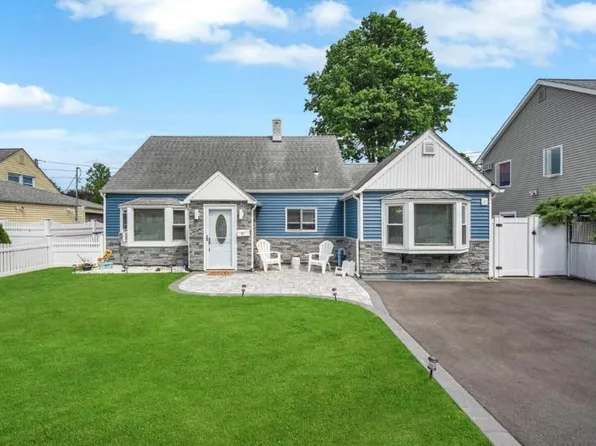 91 Valley Road, Levittown, NY 11756