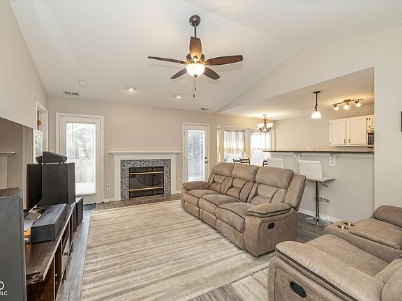 2nd image of 1927 Maple Park Dr