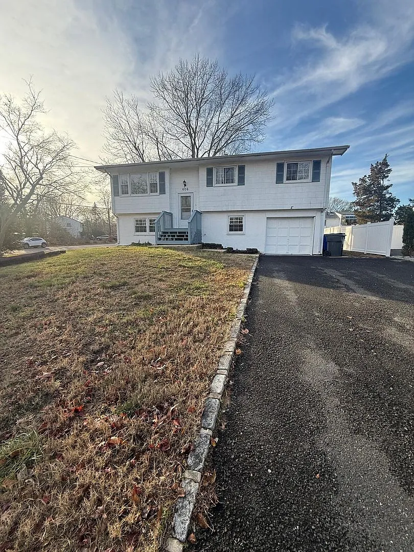 606 Vaughn Ave photo 1