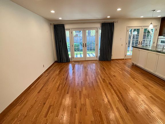 5th image of 328 Bryant Ct