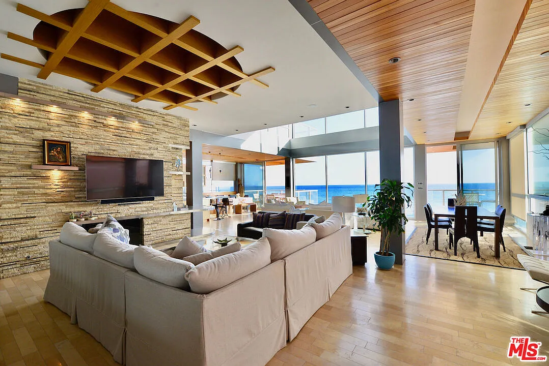5 bed, 6.5 bath, 5766 sqft, $100,000 — Photo 2
