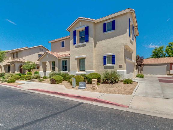 3rd image of 1020 E Cantebria Dr