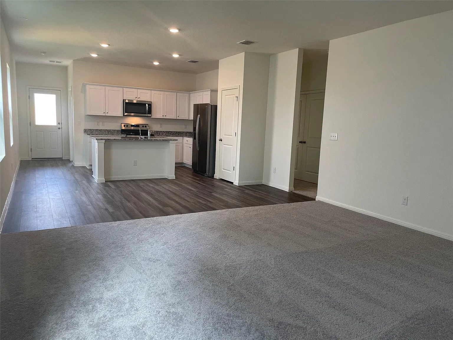 3 bed, 2.0 bath, 1401 sqft, $1,800 — Photo 4
