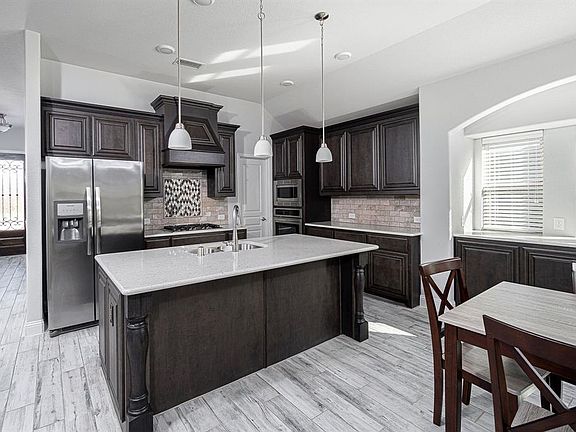5th image of 404 Tanglewood Dr