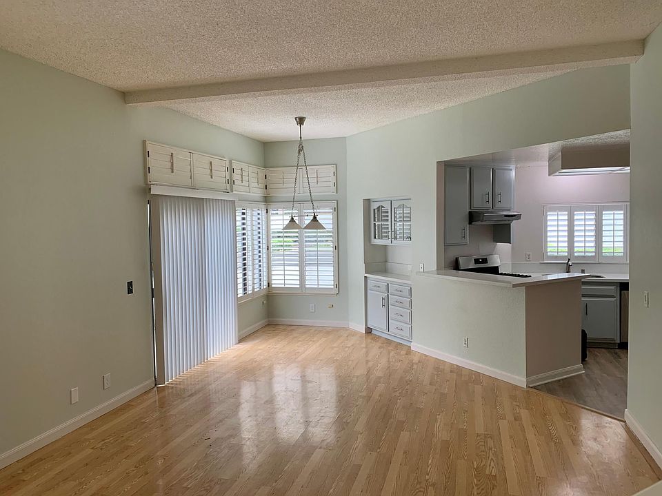 1st image of 26 Willowcrest Ln