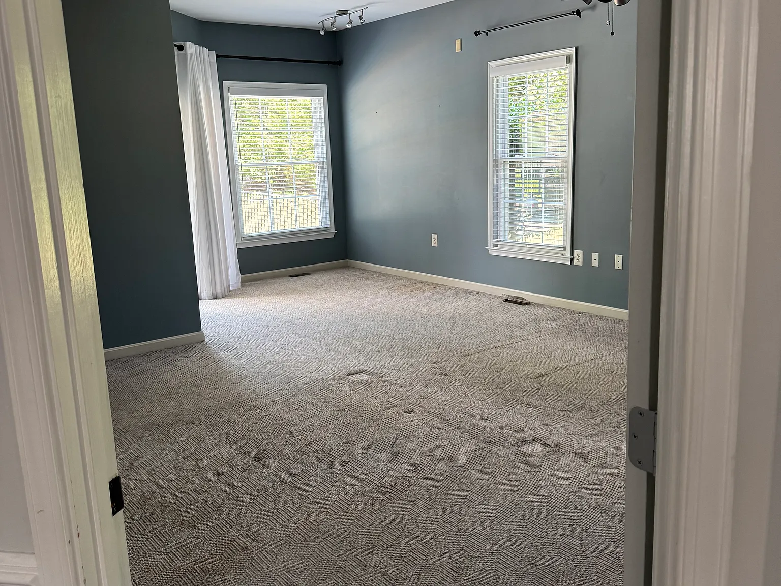 3 bed, 2084 sqft, $4,000 — Photo 4
