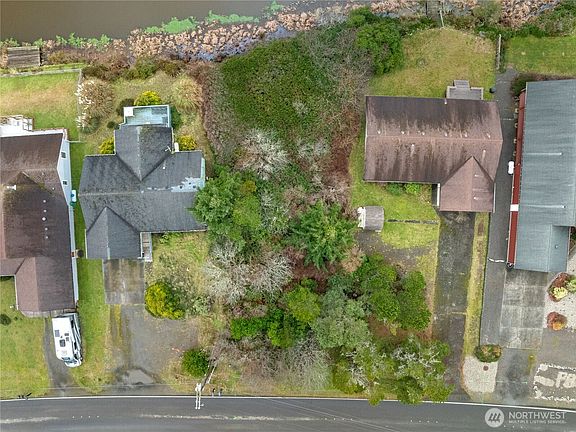 2nd image of 569 Canal Drive NE