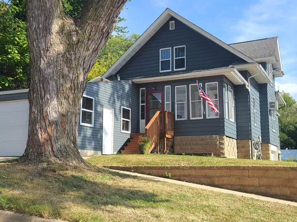 302 3rd St NE, Elkader, IA 52043