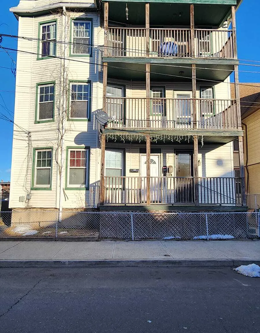 3 bed, 1.0 bath, 1100 sqft, $1,850 — Photo 2