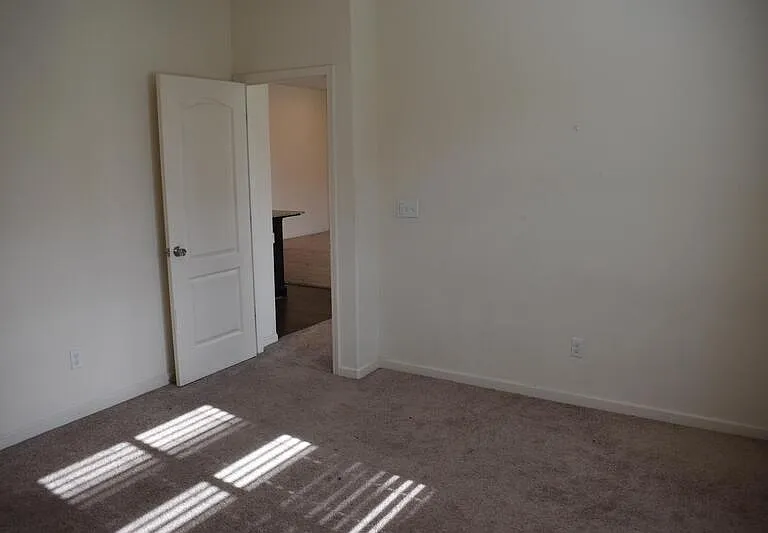 686 Phelps Dr — Photo 14