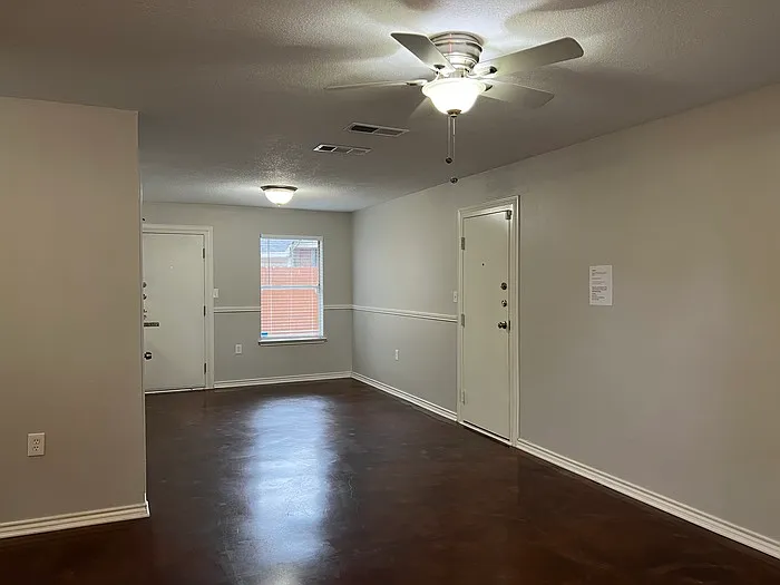 1007 Shaw St — Photo 3