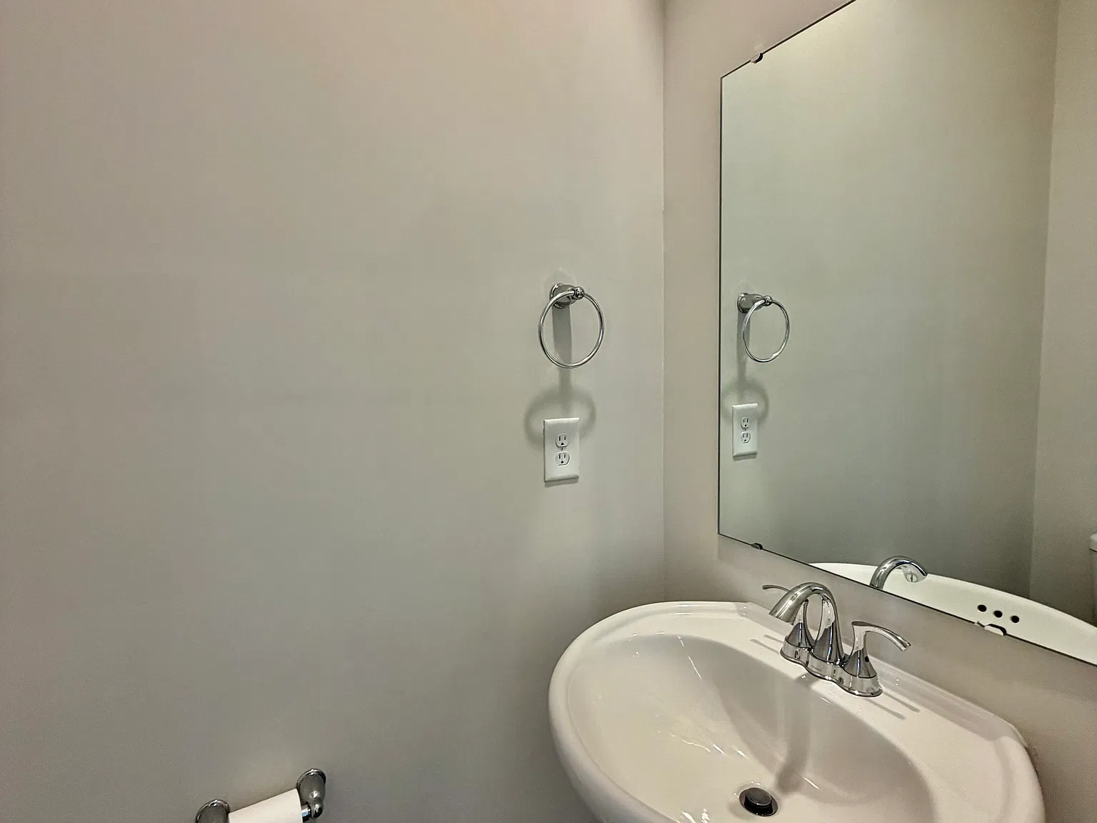 3 bed, 2.5 bath, 1320 sqft, $1,600 — Photo 3