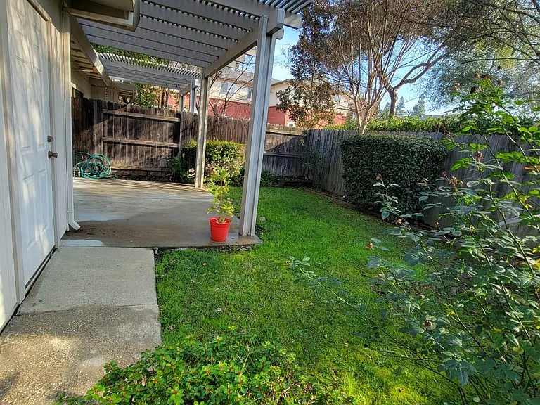 2512 Larkspur Ln — Photo 8
