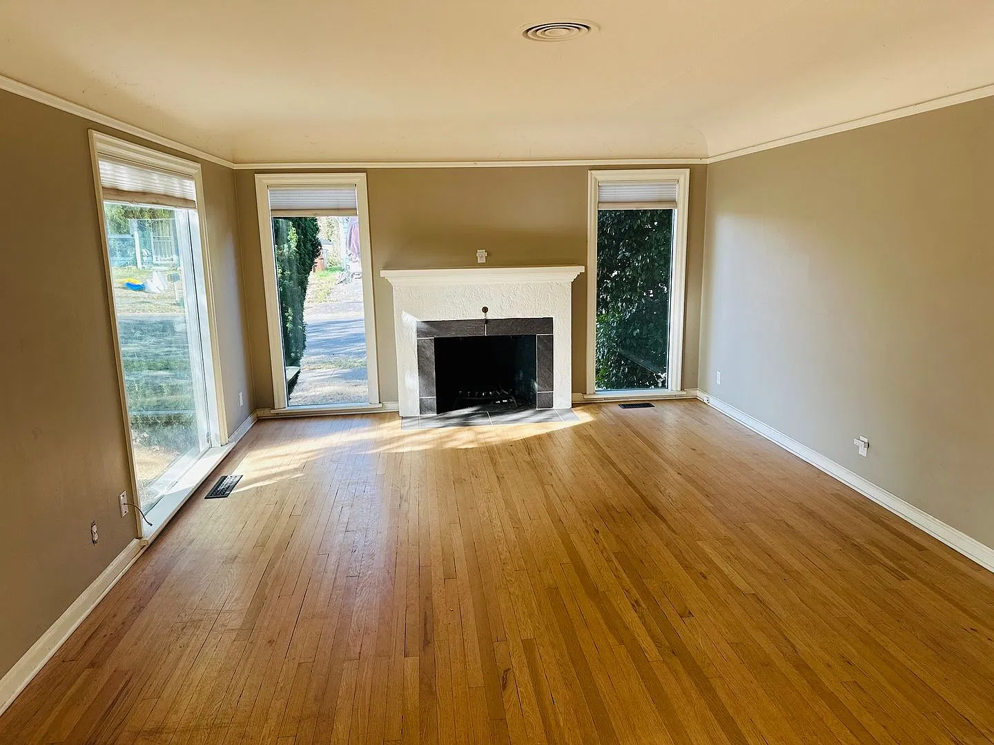 Charming Vintage Downtown Camas Bungalow — Photo 3