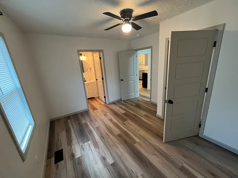 105 Lakeview St — Photo 4