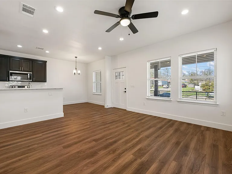 15407 Armstrong Ave — Photo 9