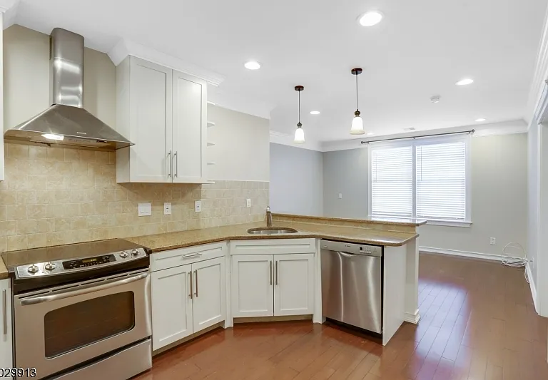 10-12 Elmer St #L — Photo 5