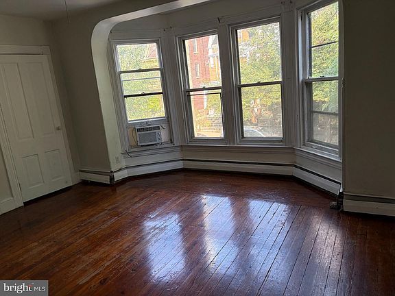 5th image of 610 W Chestnut St