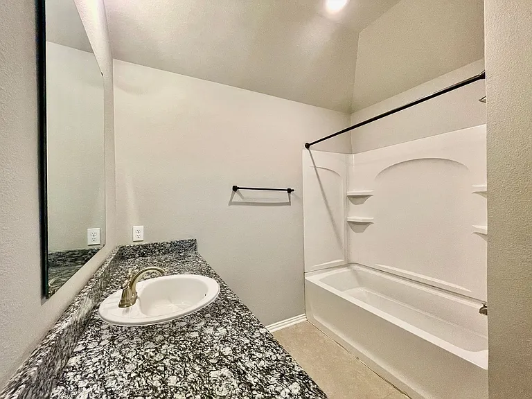 3115 N Hickory St — Photo 8