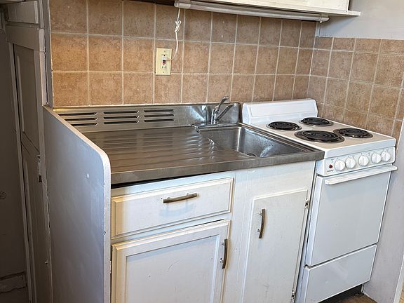 3rd image of 523 Mentor Ave