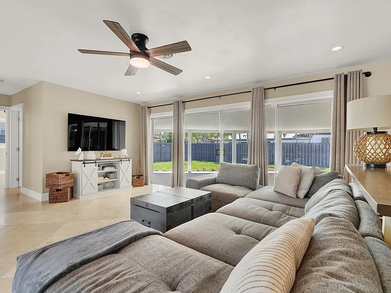 2152 NE 61st Ct — Photo 9