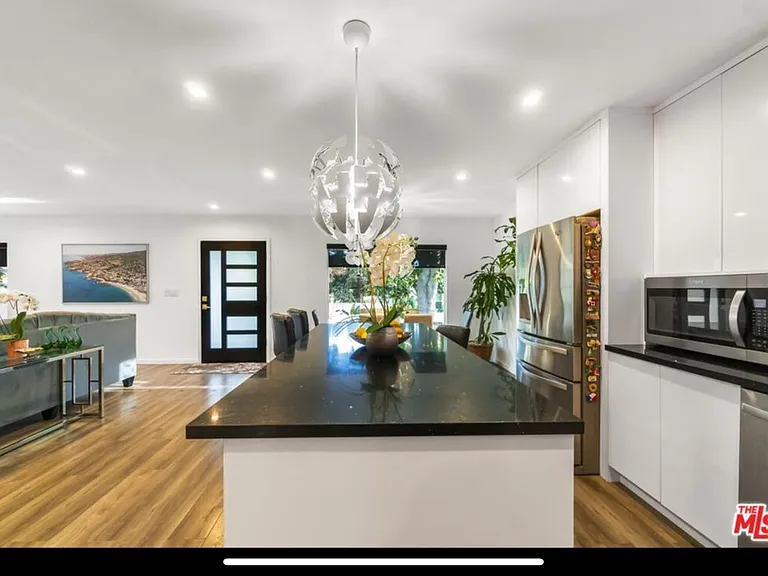 10915 Ayres Ave — Photo 4