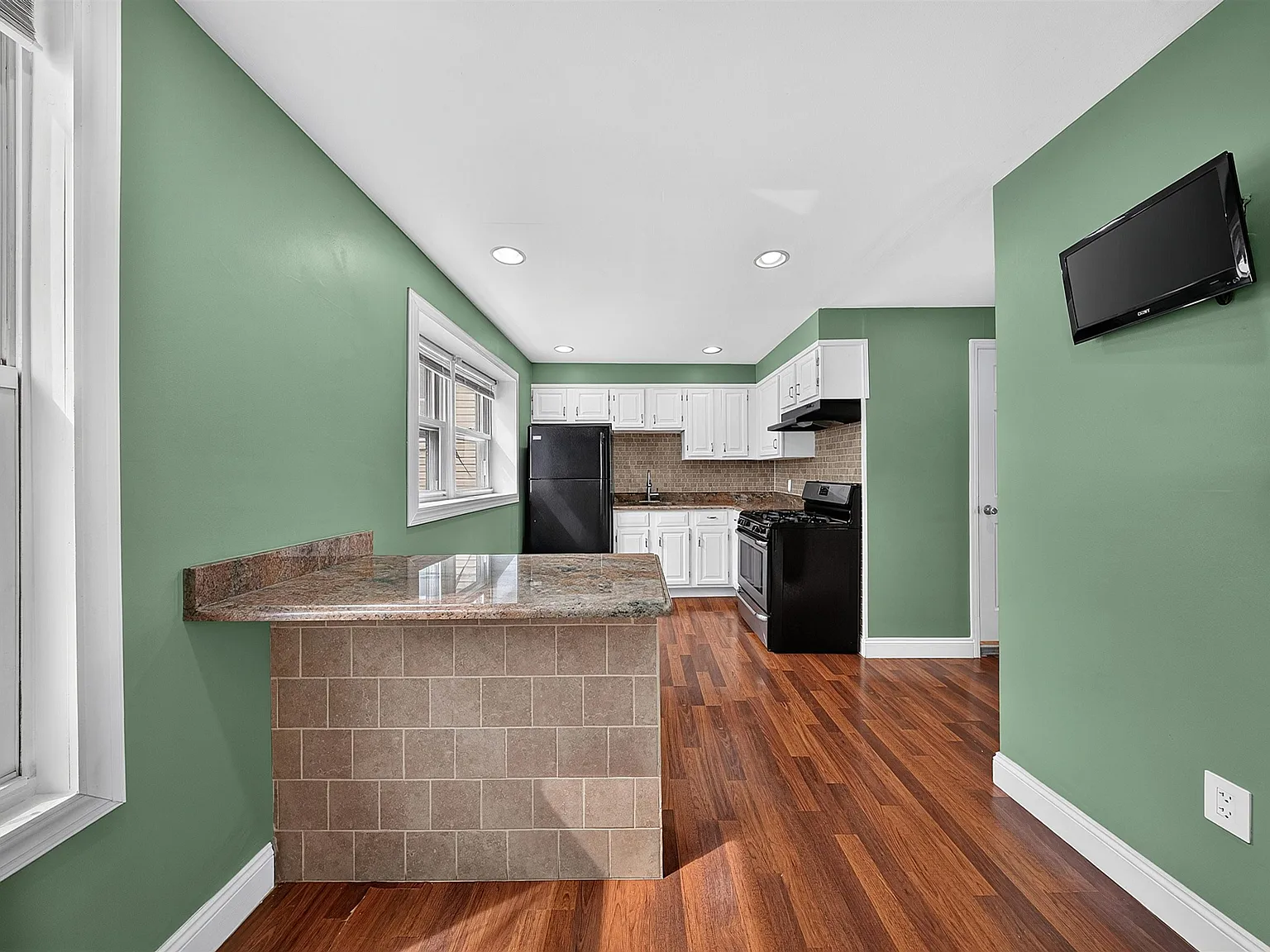 1 bed, 1.0 bath, $1,900 — Photo 2
