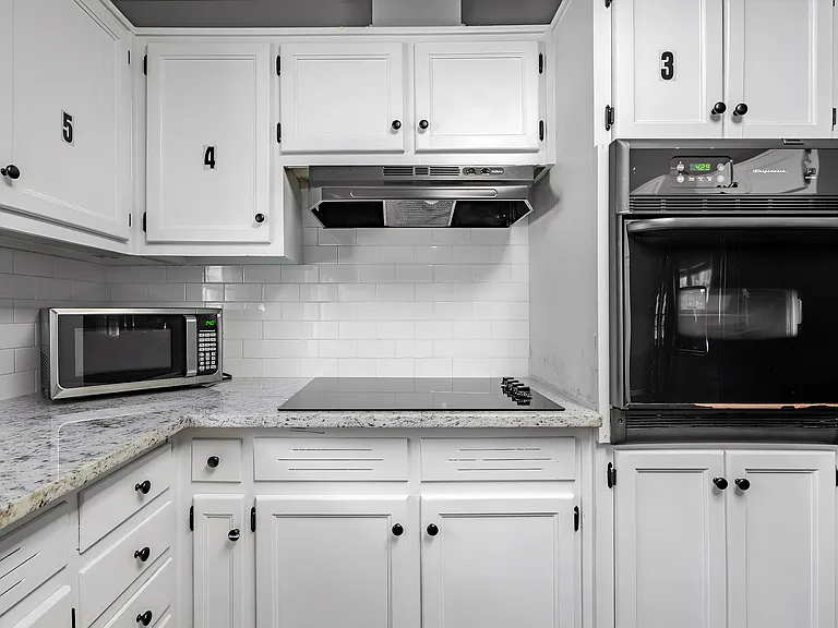 Carriage Dr SW — Photo 5
