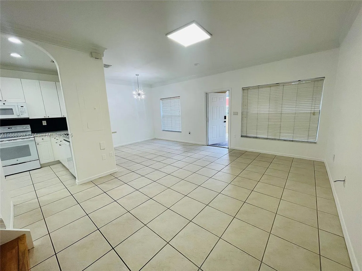 2 bed, 1151 sqft, $2,200 — Photo 3