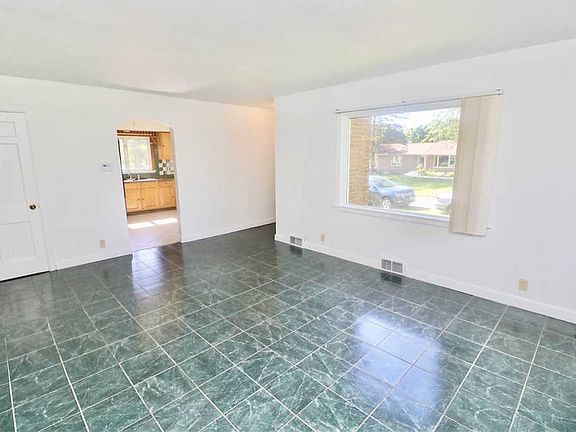 5th image of 415 Iroquois Ave
