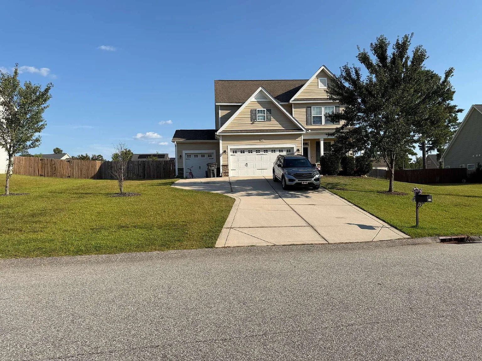 4 bed, 2.5 bath, 2400 sqft, $2,200 — Photo 2